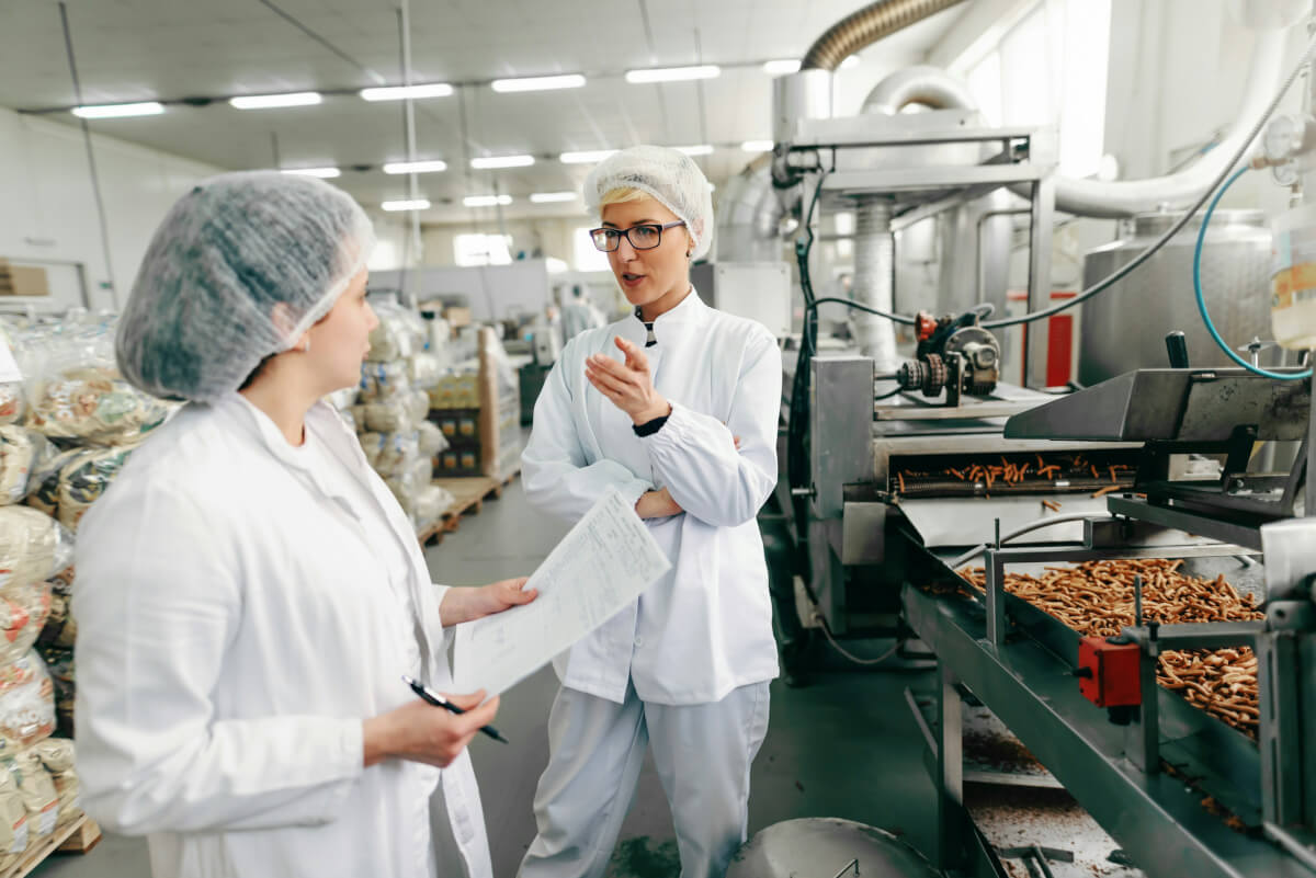 Personalreferentin Anja in der Produktionshalle von Huhtamaki, wo Bewerbungen zentral über recruware verwaltet werden