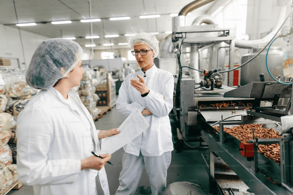 Personalreferentin Anja in der Produktionshalle von Huhtamaki, wo Bewerbungen zentral über recruware verwaltet werden