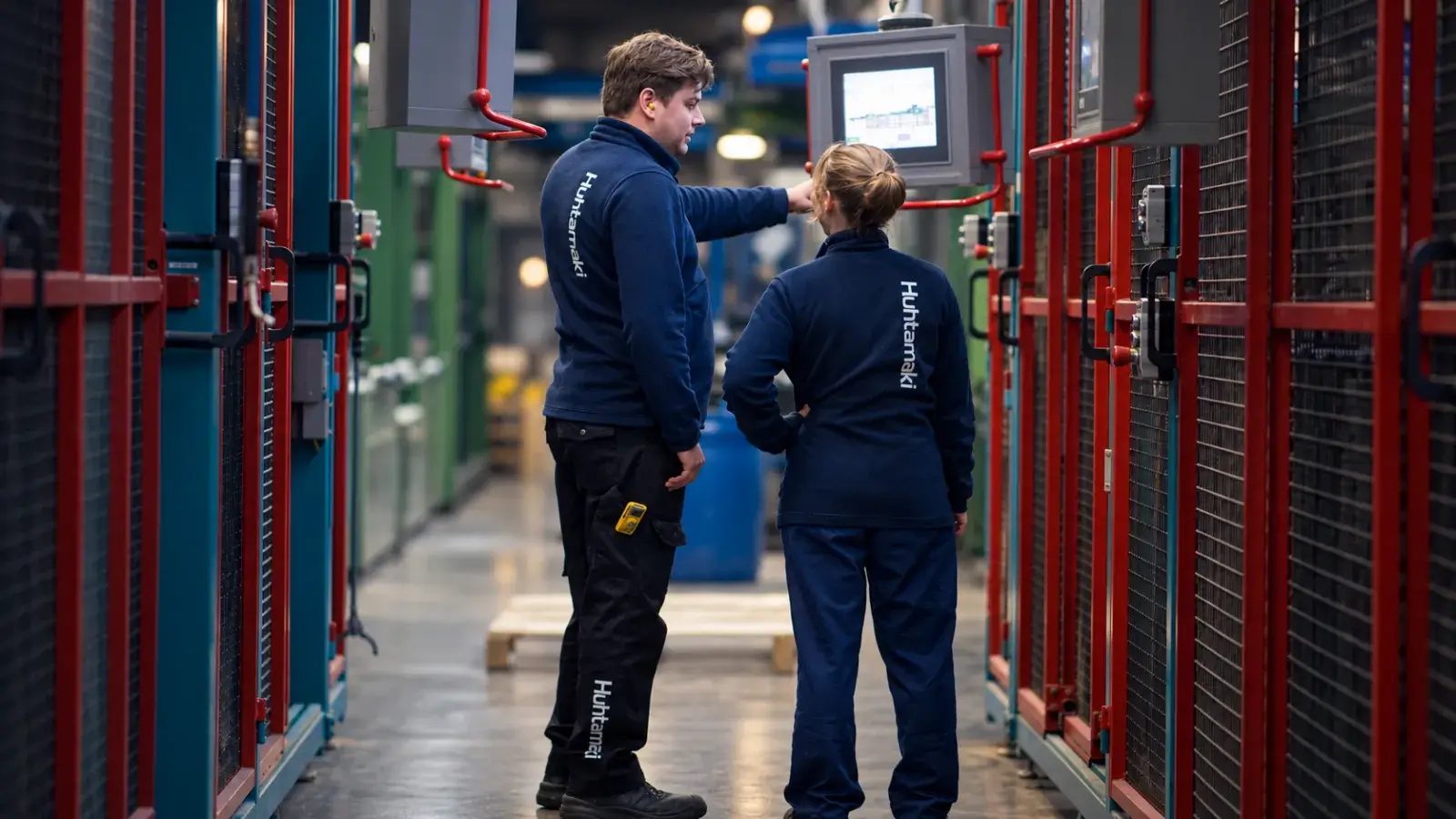 Personalreferentin Anja in der Produktionshalle von Huhtamaki, wo Bewerbungen zentral über recruware verwaltet werden